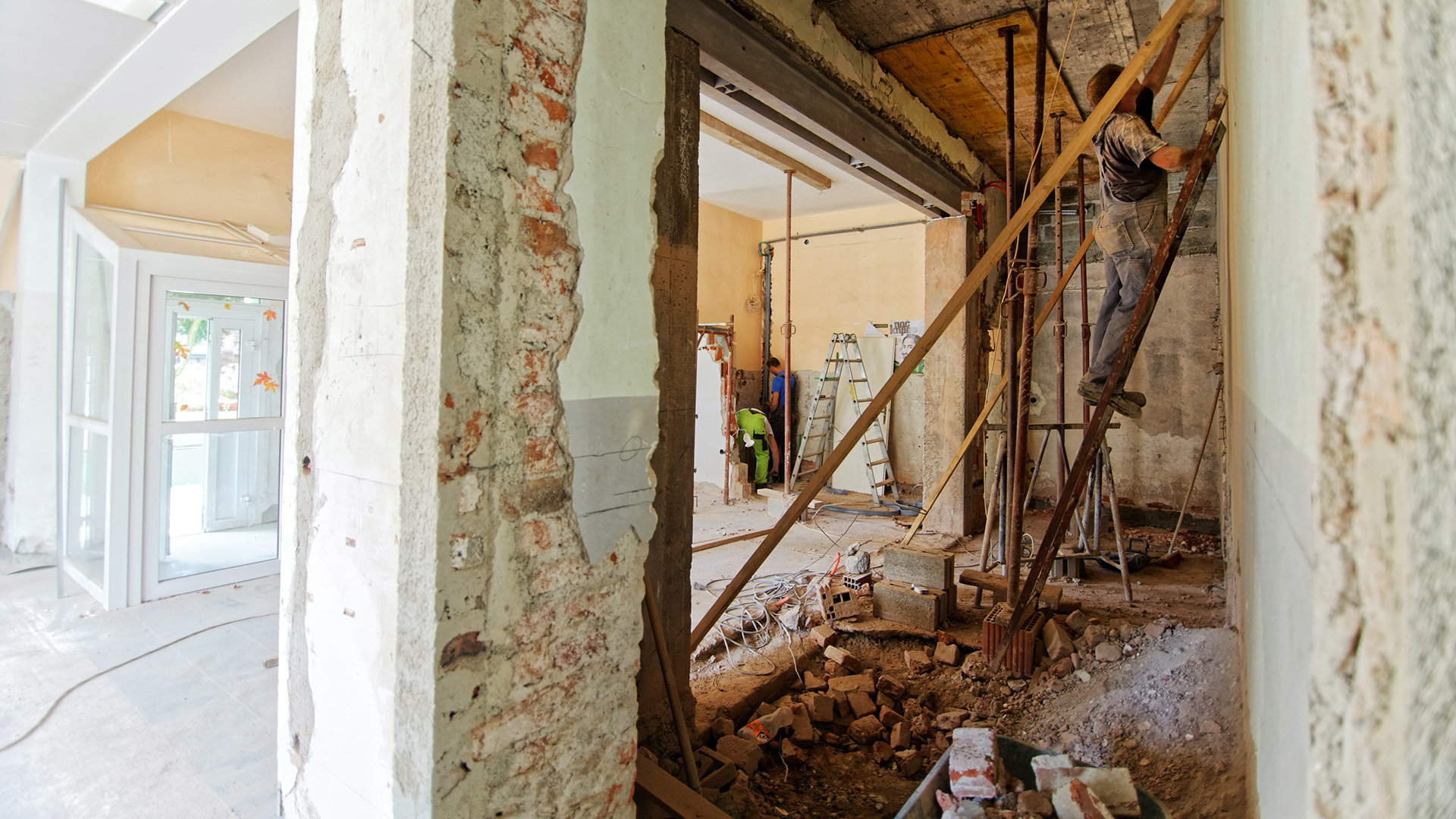 Rakennustyömailla edelleen puutteita asbestipölyltä suojautumisessa